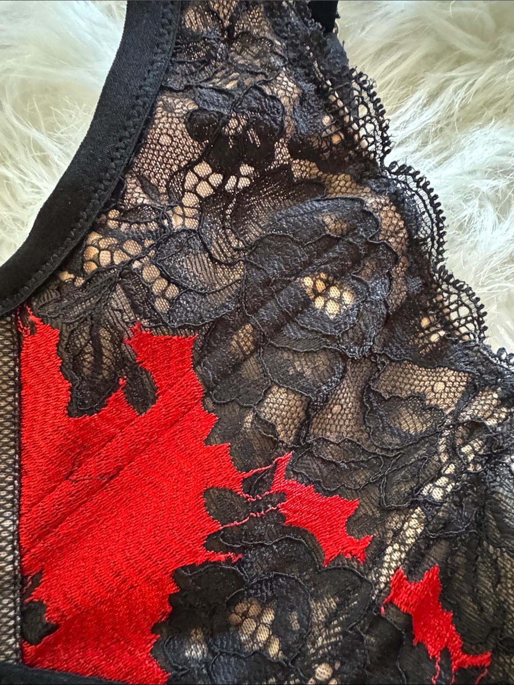 VS 2011 Seduction No Wire Bra in Red/Black Lace - Picture 3 of 6